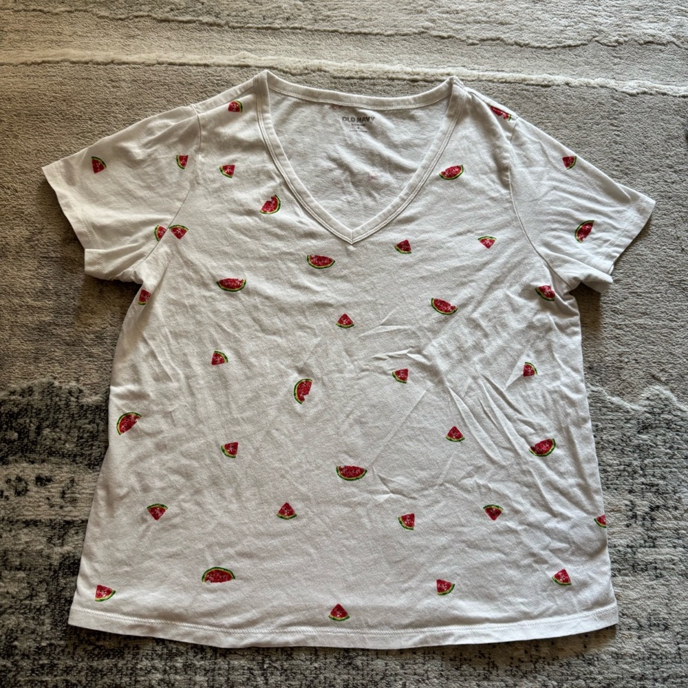 🛍🏙3️⃣ for $1️⃣5️⃣ Old Navy Everywhere watermelon v-neck short sleeve t-shirt